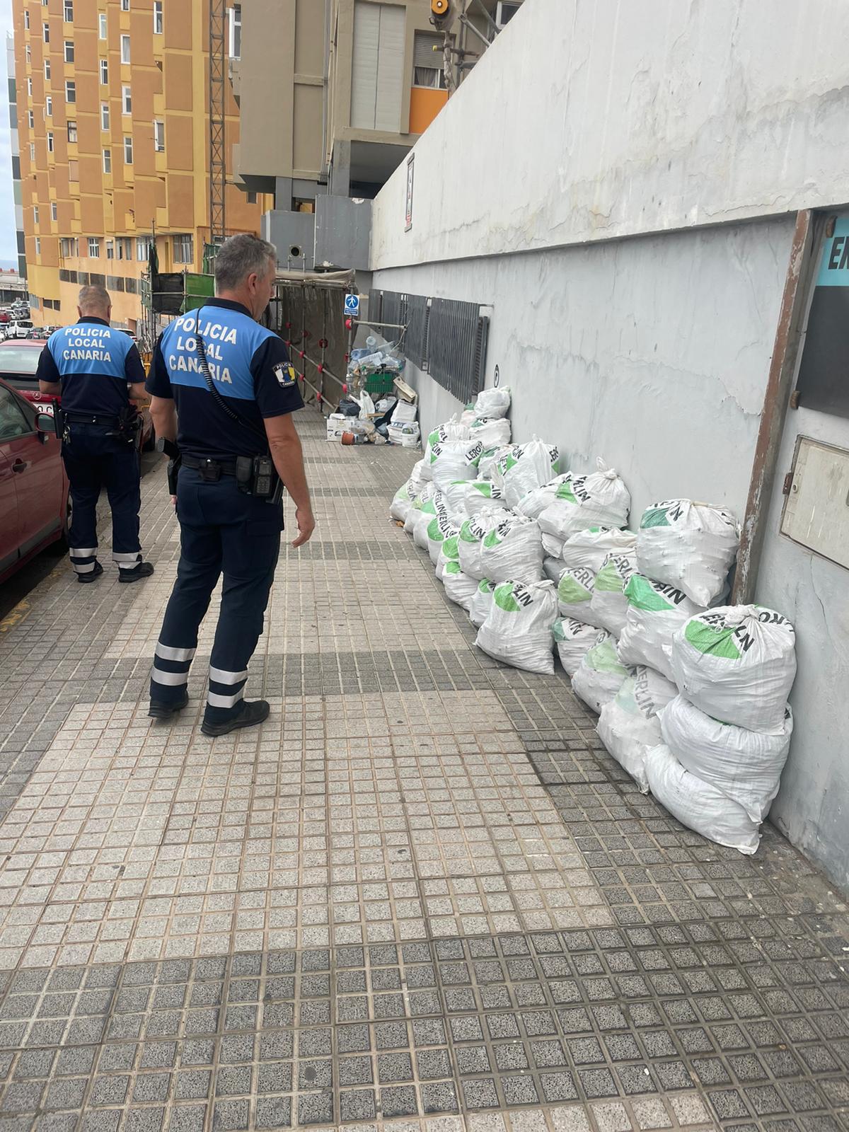 Agentes de la UMEC comprueban un vertido de escombros en la vía pública